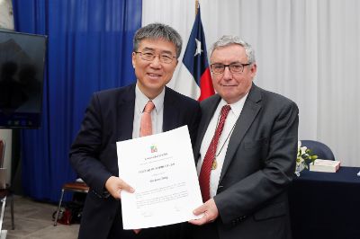 El economista Ha-Joon Chang visitó el Instituto de Estudios Internacionales donde fue distinguido como Doctor Honoris Causa de la U. de Chile.