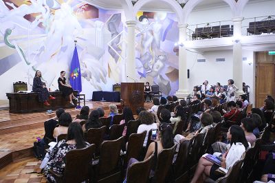 Durante la ceremonia, Ana Harcha y Daniela Cápona, académicas de la Facultad de Artes, cautivaron al público con una perfomance sobre el histórico rol de las mujeres. 
