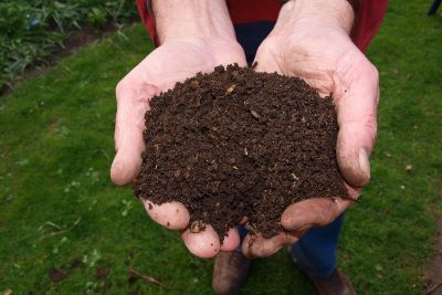 El compost es una fuente de nutrientes y mejora la capacidad de retención de agua del suelo.