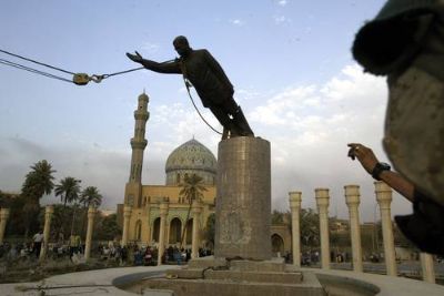 El 9 de abril de 2003 un tanque estadounidense derribaba la estatua de Sadam Hussein en la Plaza Al Fardus de Irak. 
