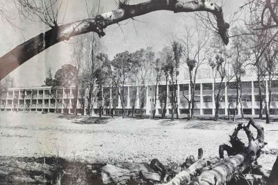 En 1957, la Facultad de Arquitectura estaba ubicada en la comuna de Cerrillos, en un predio de más de 30 hectáreas.