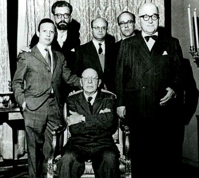 De izquierda a derecha: León Schidlowsky, Eduardo Maturana, Juan Amenábar, Carlos Riesco, Domingo Santa Cruz y sentado Igor Stravinsky en el Club de la Unión. 