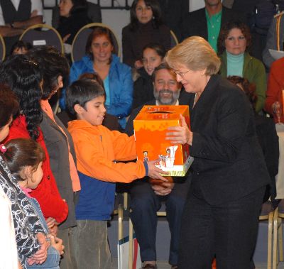 Entre el 2008 y 2010, bajo el gobierno de Michelle Bachelet, se desarrolló la iniciativa del maletín literario que entregó libros a 400 mil familias más vulnerables del país.