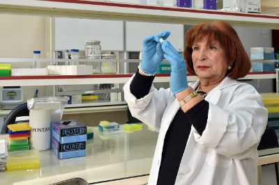 La académica e integrante de la Red CA-LATINO, Lilian Jara, destaca por sus trabajos de investigación en cáncer de mama.