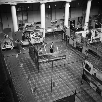 Exposición inaugural del Rostro de Chile en Casa Central en 1960. Son parte de la Colección Archivo Fotográfico, Archivo Central Andrés Bello, Universidad de Chile