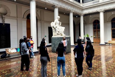 La visita de estos espacios patrimoniales y simbólicos fue complementada con un relato sobre algunos hechos históricos, incluido un poema de Andrés Bello.