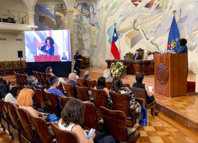El acto conmemorativo por los 50 años del Nobel a Neruda se realizó en el Salón de Honor de la Casa Central de la U. de Chile.