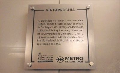 La placa conmemorativa instalada en la estación Metro La Moneda destaca el legado del arquitecto de la U. de Chile creador de la principal obra urbanística de la Región Metropolitana.