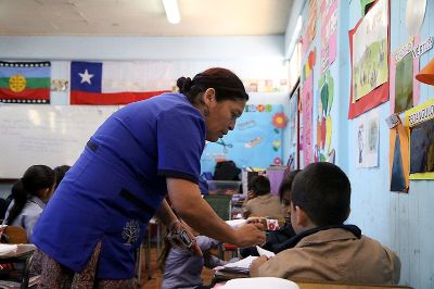 Tras dos años de educación telemática, las comunidades educativas retornan a las salas de clases, en medio de la pandemia que continúa con un alto número de contagios diarios.