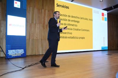 Rodrigo Donoso, director de SISIB, expuso sobre el desarrollo de plataformas basadas en software libre para la gestión de servicios en la biblioteca universitaria.