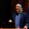 Plano medio de Andeljalil Akkari, hablando en la testera del auditorio de la Facultad de Arquitectura y Urbanismo de la Universidad de Chile