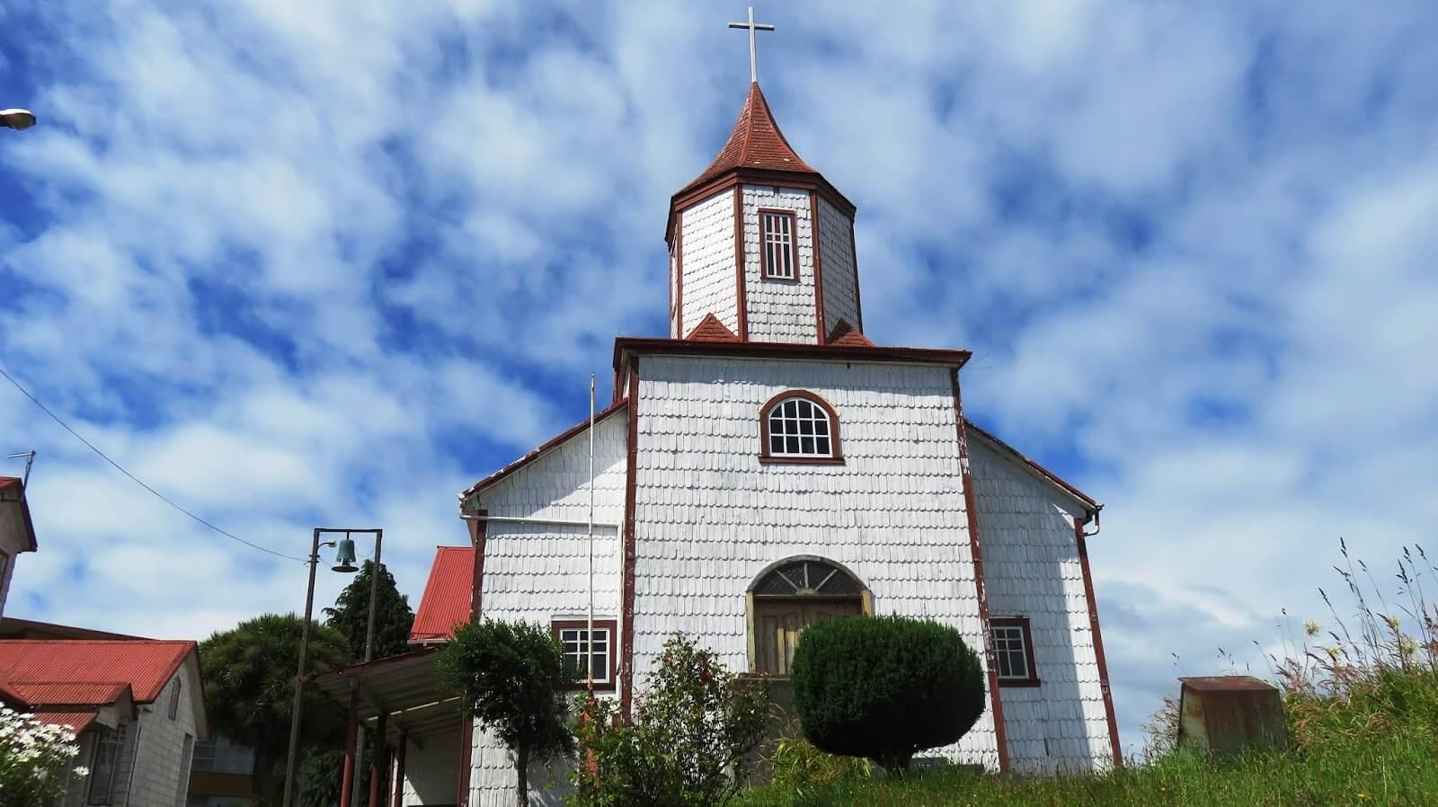 La parroquia, que databa de comienzos del siglo XX, fue arrasada totalmente por las fuertes llamas que destruyeron absolutamente toda la estructura.