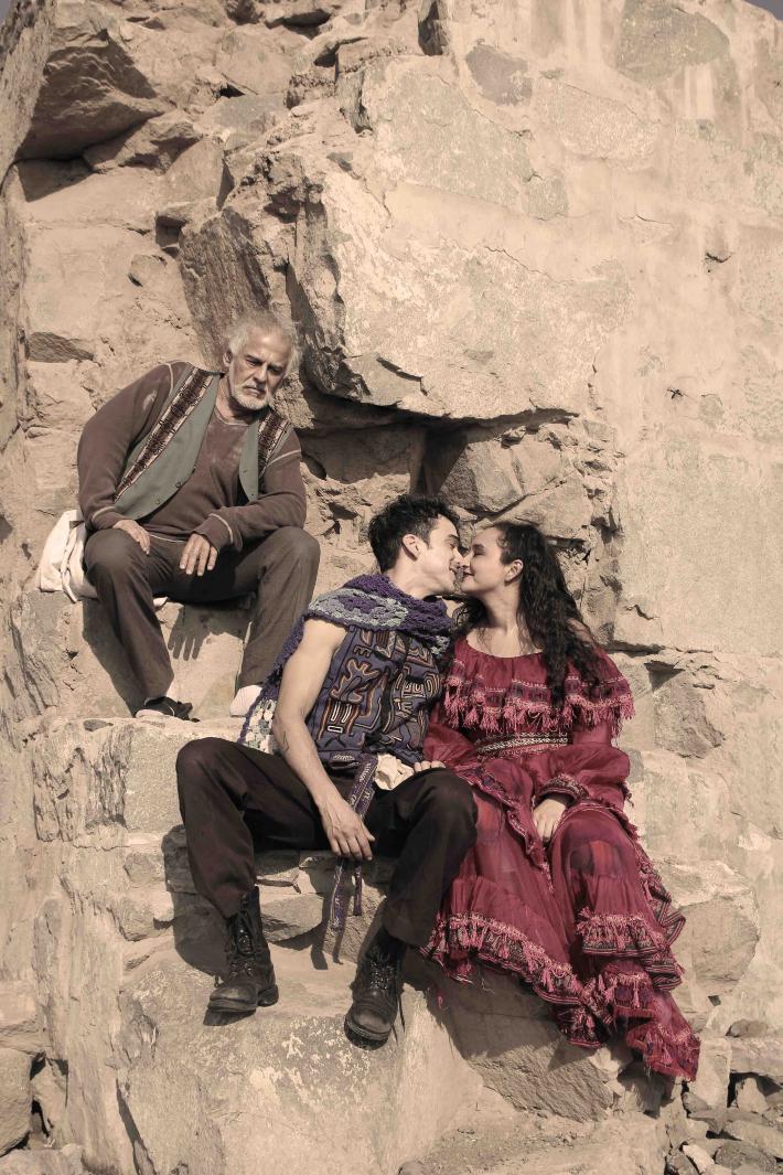 El trabajo fue asesorado por el historiador y premio nacional Gabriel Salazar para retratar de manera fidedigna al pueblo de esas épocas.