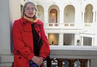 La profesora del Departamento de Teoría de las Artes, trabaja en el análisis de diferentes muestras de fibras para identificar y datar alfombras y tapices. 