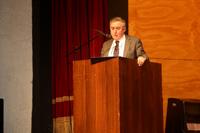 El rector de la Universidad de Chile, prof y Dr. Ennio Vivaldi, estuvo presente en la ceremonia y entregó a la Decana la medalla Andrés Bello por su trabajo en la Universidad. 