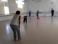 "¿Existía una posibilidad real de dedicarme a bailar profesionalmente siendo tan viejo? Y a mis 20 años dije sí, esto es lo que quiero hacer, y decidí prepararme para bailar profesionalmente", cuenta.