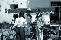 Duchamp con Gala y Salvador Dalí ante el Bar Melitón, Cadaqués (Robert Descharnes). Archivo fotográfico Pere Vehí, Cadaqués. © Descharnes & Descharnes sarl.