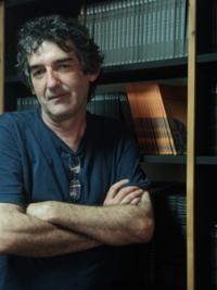 "El arte a menudo se expone y discurre en torno a la memoria y sus mecanismos, dejando cada vez más atrás, en un doble e implacable silencio, a quién ha cesado de existir", dice Francisco Sanfuentes.