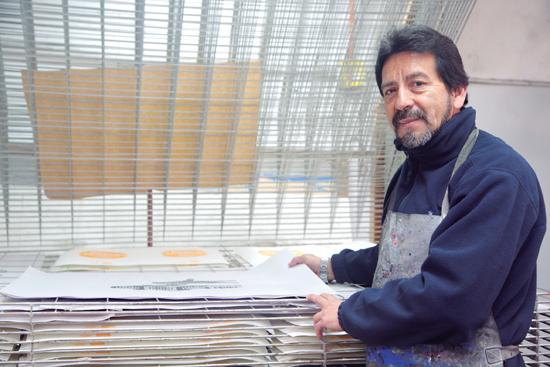 Jaime Zelada, técnico del Taller de Serigrafía en el Departamento de Artes Visuales. "Mi labor consiste en enseñar y asistir a los estudiantes en los procesos técnicos". 