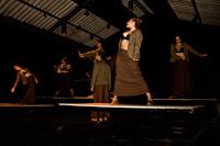 "La bailarina", montaje de la académica del Depto. de Danza, Paulina Mellado, también formará parte de la programación del "Foro de las Artes 2015". Fotografía: Marcela Moncada.