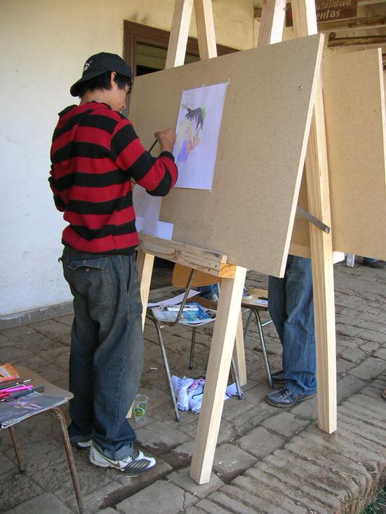 En La Escuela Rural de Artes y Oficios Ayekantún, que en mapudungún significa divertirse compartiendo, los participantes, niños y niñas y jóvenes, tienen entre 12 y 18 años.