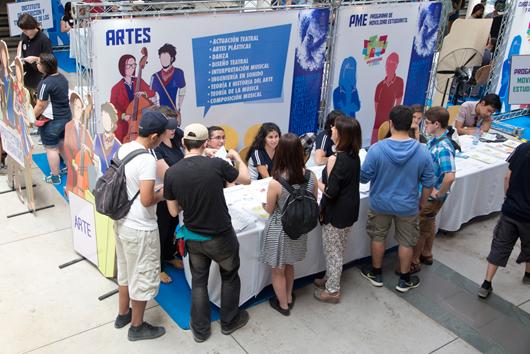 La Facultad de Artes se encuentra participando en la Semana del Postulante con un stand para orientar sobre las carreras y licenciaturas en artes