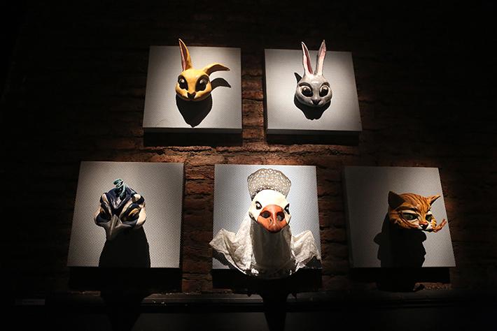 Trabajo de la egresada Jocelyn Olguín, presentado en 2015 en la muestra Feria de Diseño Teatral del Depto. de Teatro.