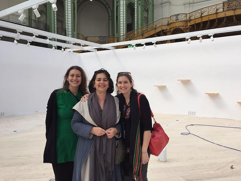 Nury González (al centro en la imagen) con Bárbara Velasco y Francisca Maturana del Área de Artesanía del CNCA.