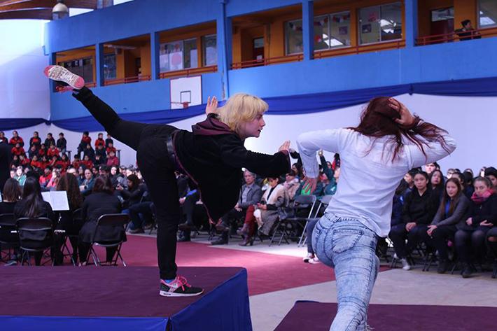 En el acto celebrado en la Escuela Efraín Maldonado Torres, se presentó un grupo de estudiantes del Departamento de Danza.