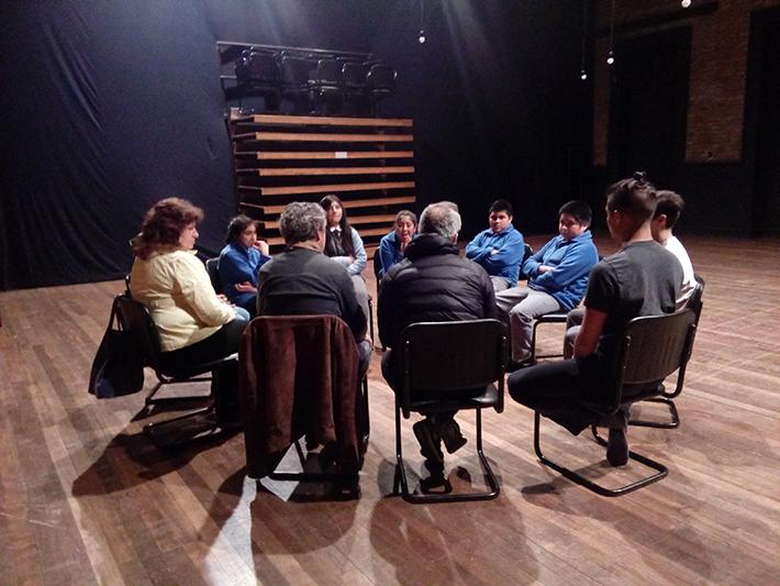 Alumnos de Escuela Rural Unidocente Vista Hermosa (Chiloé) conversan con el director Hiranio Chávez y el académico Igor Pacheco