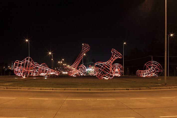 Obra "La revolución del trompo 2" de Cristian Salineros, instalada en el acceso al Aeropuerto de Concepción.