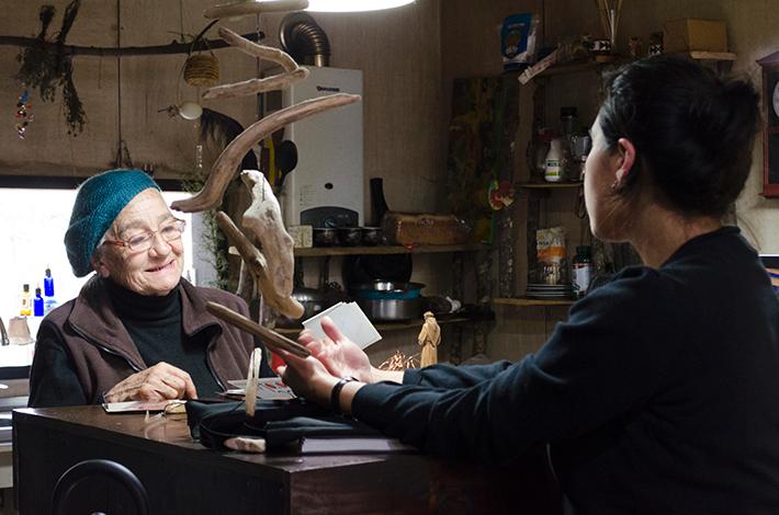 Profesora del DAV, Camila Estrella, durante su investigación entrevistó a la  coreógrafa, Carmen Beuchat, asistente y amiga de Rauschenberg.