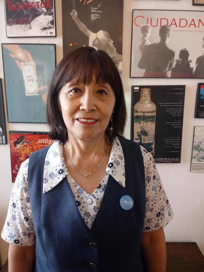 Funcionaria Paulina Cabrera del Departamento de Teatro es reconocida por 40 años de servicio en la Universidad de Chile