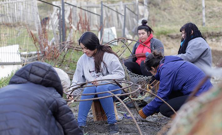 En el lugar, la artista trabajó colaborativamente junto a habitantes de Puerto Williams, como Pamela Cáceres y José Vásquez, vecinos que entregaron su colaboración, trabajo y tiempo.