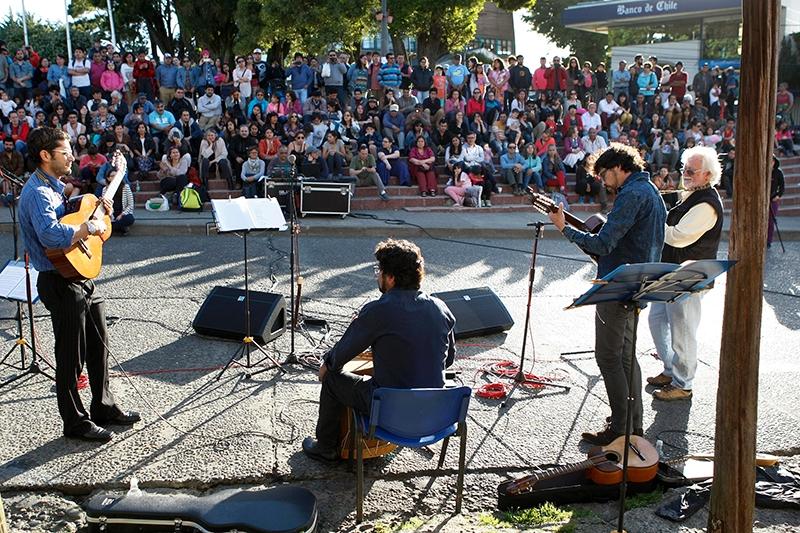 Ensamble Violeta, integrado por Claudio Acevedo, Wilson Padilla y Winston Moya, fueron parte del número artístico de cierre.