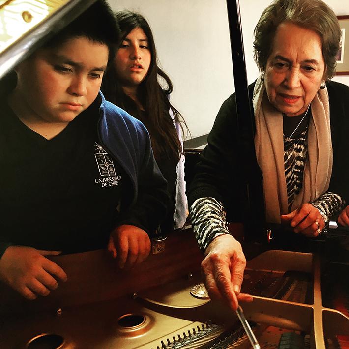 En octubre pasado, los estudiantes de la Escuela Rural Unidocente Vista Hermosa visitaron la Facultad de Artes de la Universidad de Chile.