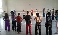 "Creo que lo importante es concebirnos no como actores, bailarines o cantantes, sino como cuerpos", indicó Luz Condeza, académica del Departamento de Danza y coordinadora del seminario. 