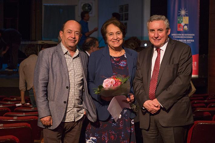 La actividad se desarrolló en la Sala Antonio Varas del TNCH. En la imagen: Ramón Griffero, director del TNCH, junto a la Decana de la Facultad de Artes y el Rector de la U. de Chile.