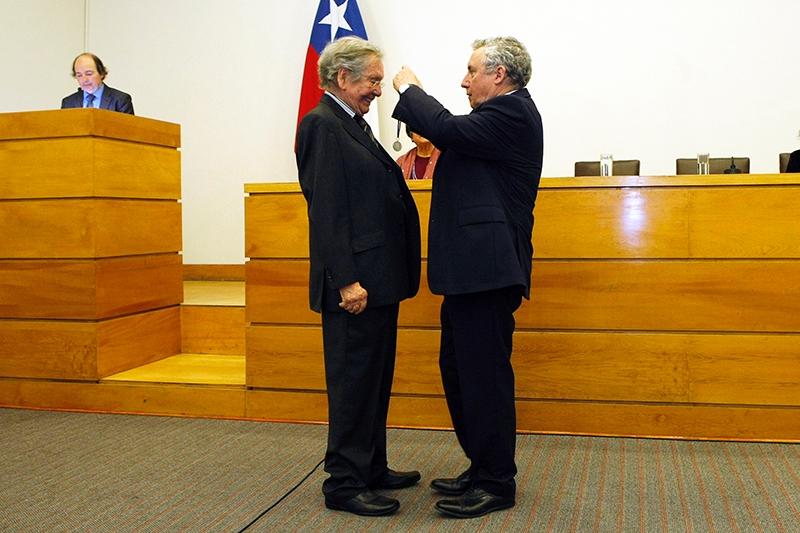 El Rector Ennio Vivaldi entregó esta distinción a nombre de la comunidad universitaria.