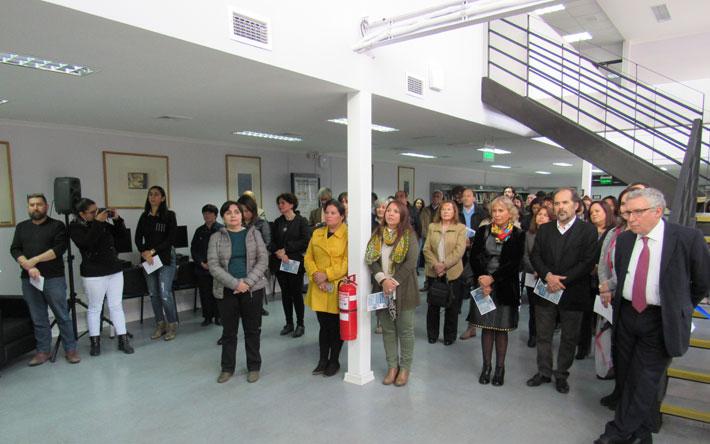 Estantería abierta, sala multimedia y salas de trabajo en grupo son algunos de los nuevos espacios con los que hoy cuenta la Biblioteca de Artes "Luis Oyarzún Peña" de la sede Las Encinas.