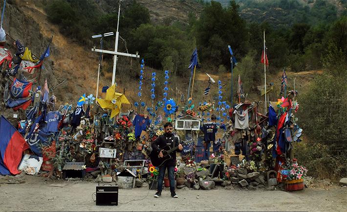 "Los que mueren siempre son los otros" surge tras la lamentable perdida del padre del artista durante este año, lo que motivó el desarrollo de otros de sus conciertos luctuosos.