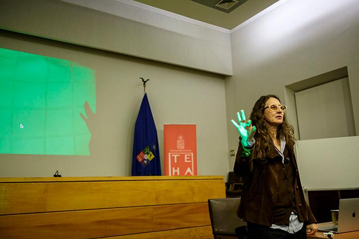 Lucrecia Martel ofreció dos charlas donde compartió sus experiencias y perspectivas sobre el cine con estudiantes y académicos de la U. de Chile.