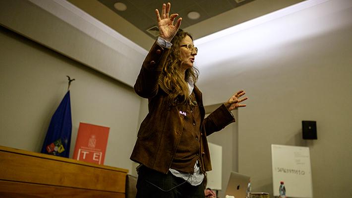 "La realidad es un consenso entre nosotros que empieza a ser una maquinaria que camina sola", ante lo cual "perdemos la capacidad política de su transformación", explicó la realizadora argentina.