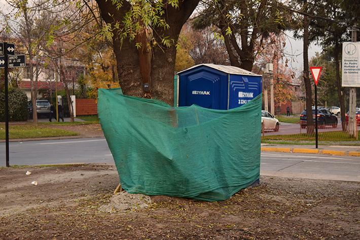 Martín Bonnefont con su proyecto "S/T" indaga en la noción de escultura que maneja la gente que está fuera del mundo del arte y que por lo general no se relaciona en mayor medida con ese ámbito.