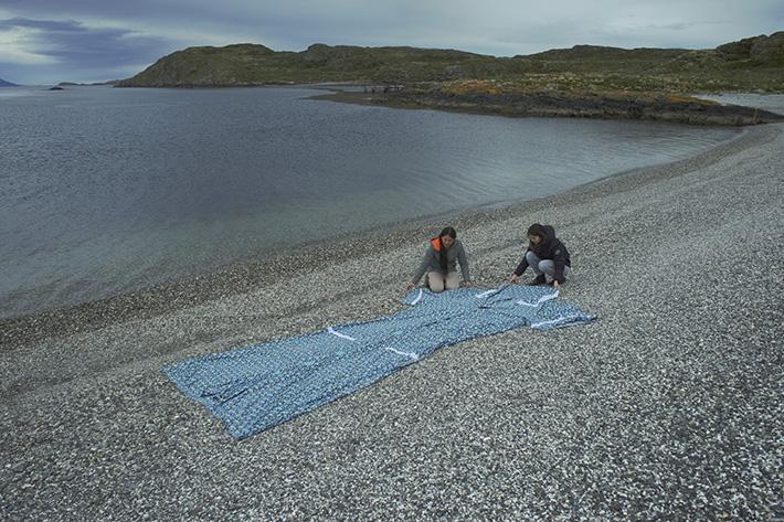 "Fueguina", intervención realizada por Ximena Zomosa en el Canal Beagle que consistió en colocar un delantal de grandes proporciones fugazmente en la Isla Bridges. 