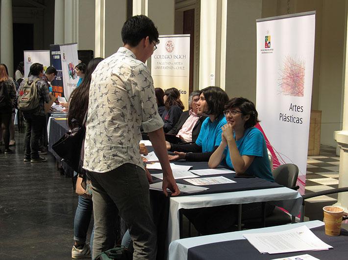 Los asistentes pudieron resolver dudas con los monitores de cada carrera.