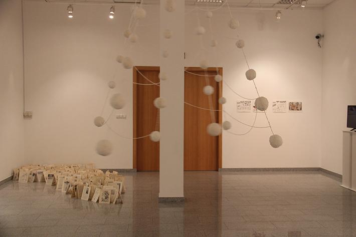Vista general de a exposición en la que además participaron Catalina Bauer, Loreto Carmona, Melania Lynch y Pilar Quinteros.