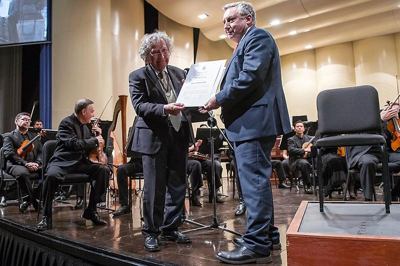 En 2017 el compositor recibió fue condecorado con la Medalla Rectoral de la U. de Chile por su aporte a la cultura y destacada carrera.