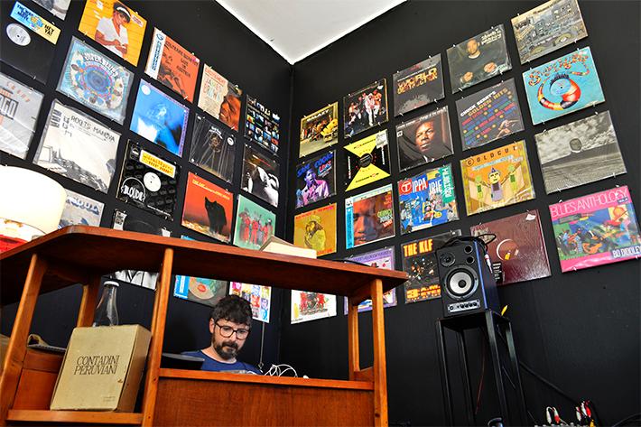 La obra en forma de "Pop-Up Gallery" que se exhibirá en la Disquería Tres Oídos es curada por Swen Hauser, dueño de esa tienda de vinilos.