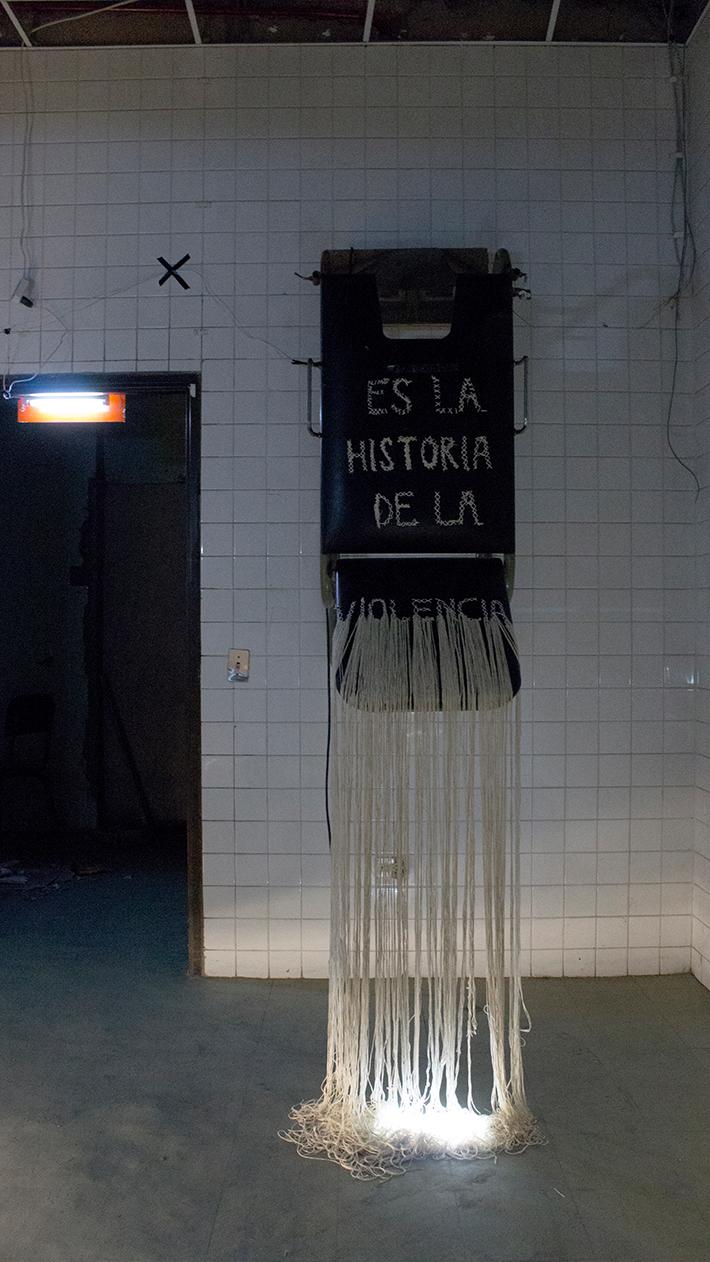 Dicha obra fue desarrollada en conjunto con la artista Fernanda Lopéz Quilodrán, con camillas abandonadas en del hospital, intervenidas con la técnica de punto sutura.